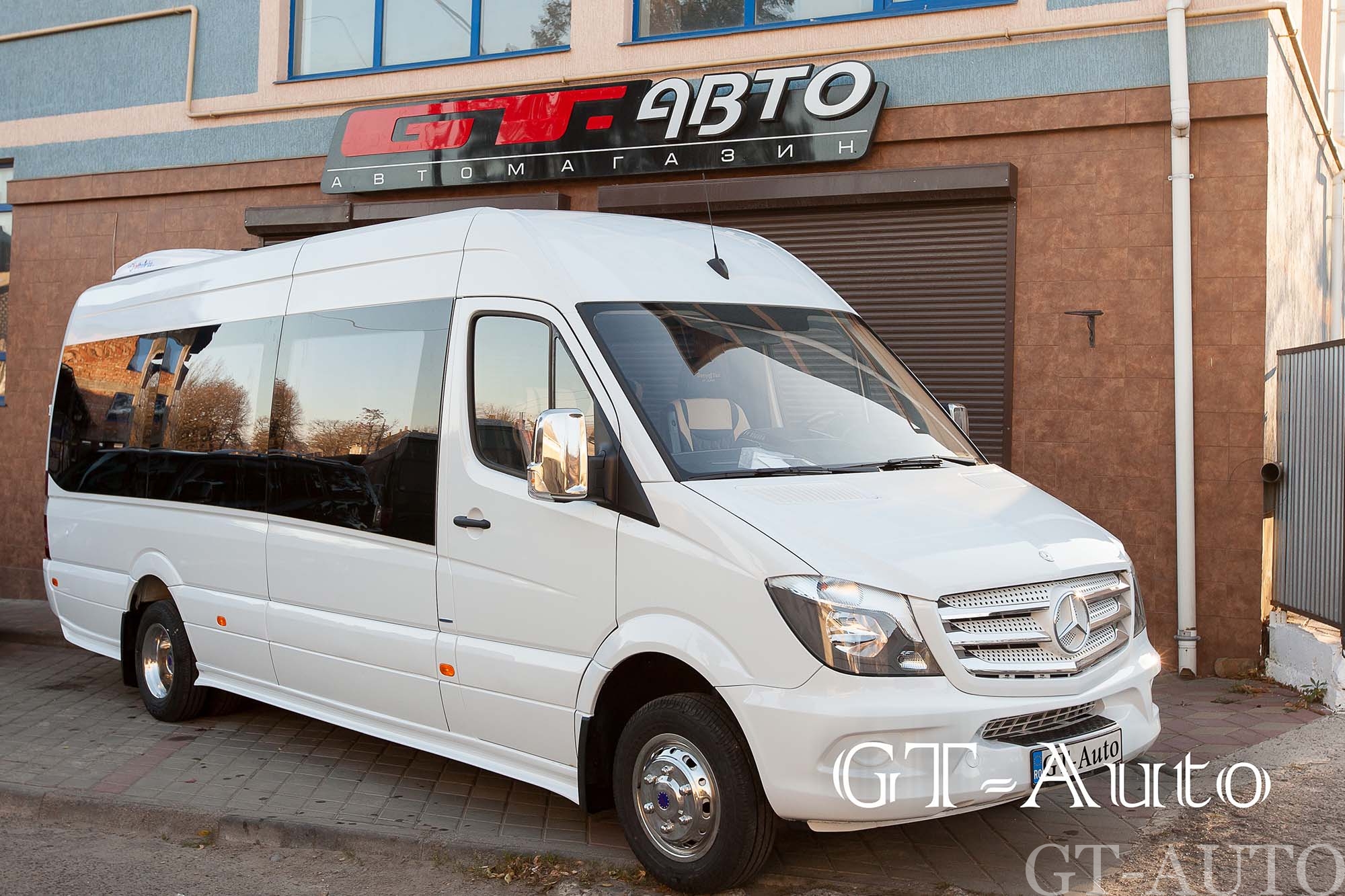 Переобладнання туристичного автобуса Mercedes-5