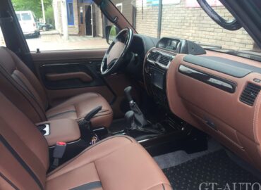 Обшивка салону легкового автомобіля Toyota Land Cruiser Prado 90