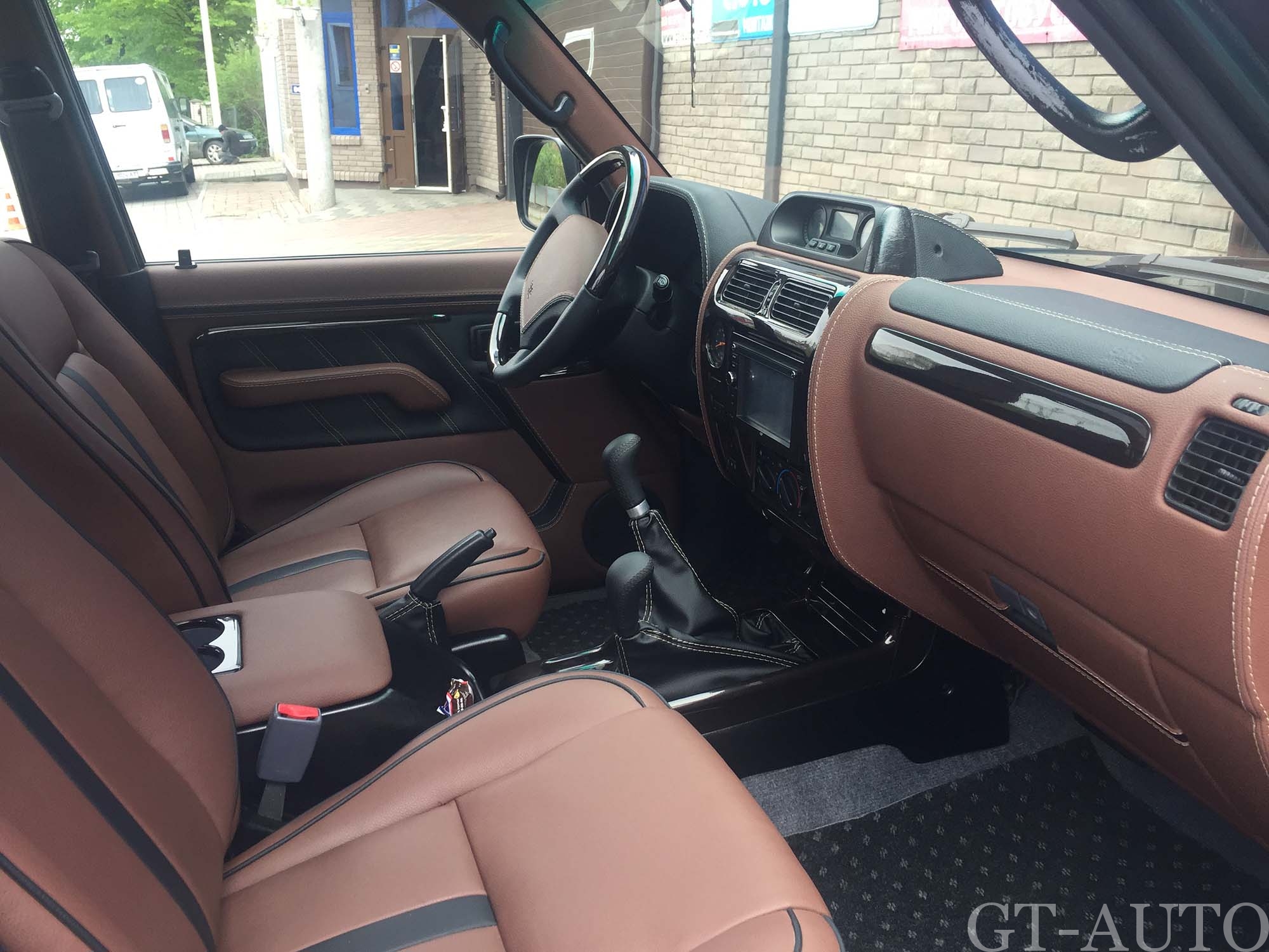 Обшивка салону легкового автомобіля Toyota Land Cruiser Prado 90